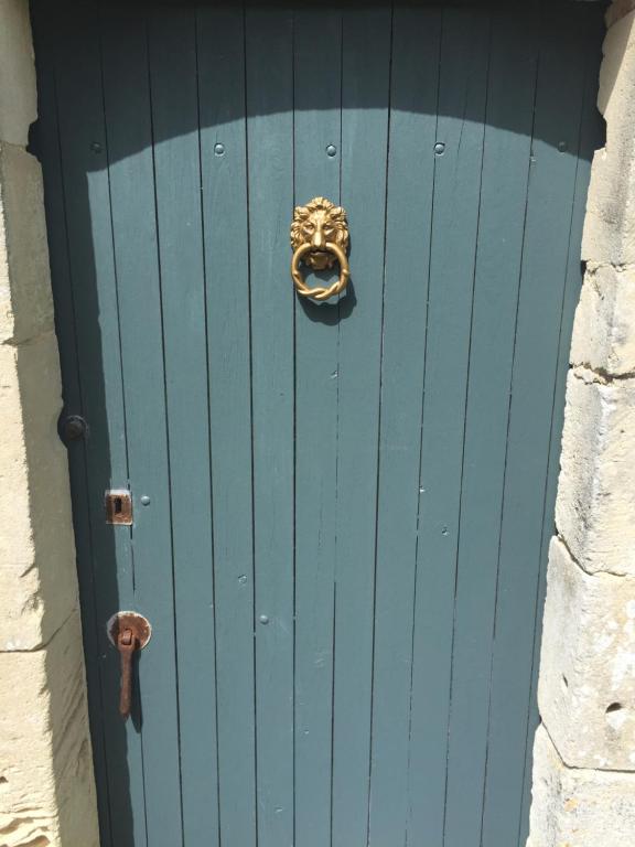 een blauwe deur met een honkbalhandschoen erop bij Fig Tree Barn in Gibourne