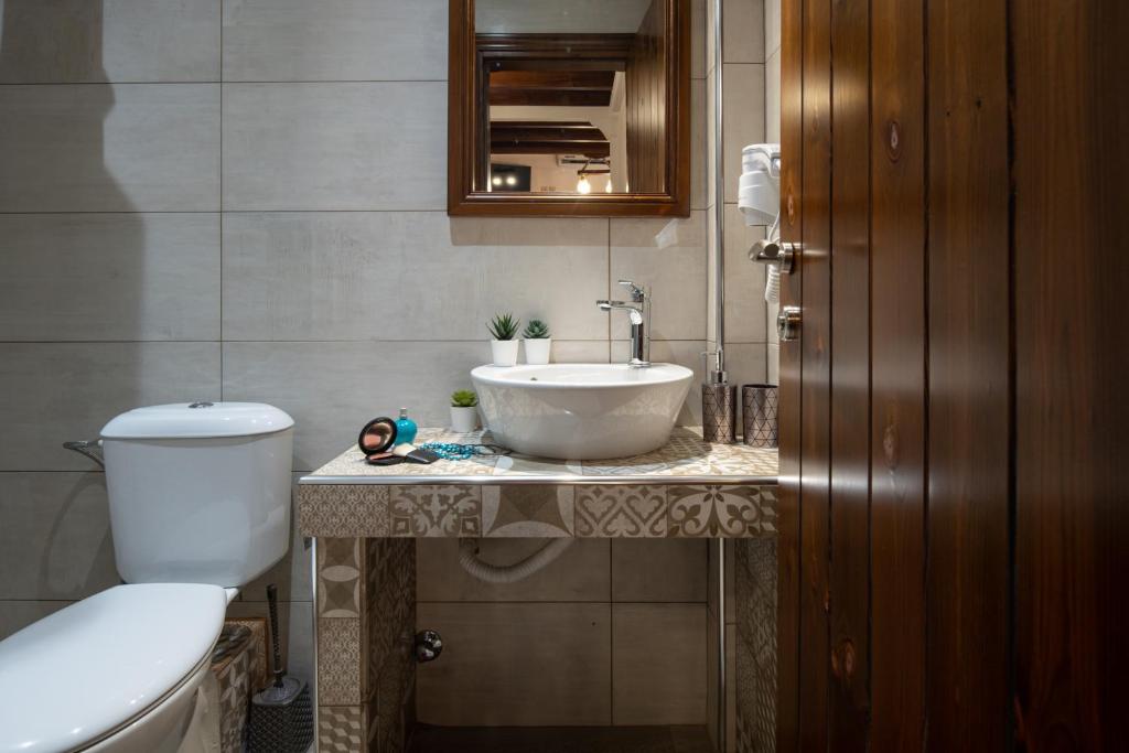 A bathroom at Bosporus Apartments