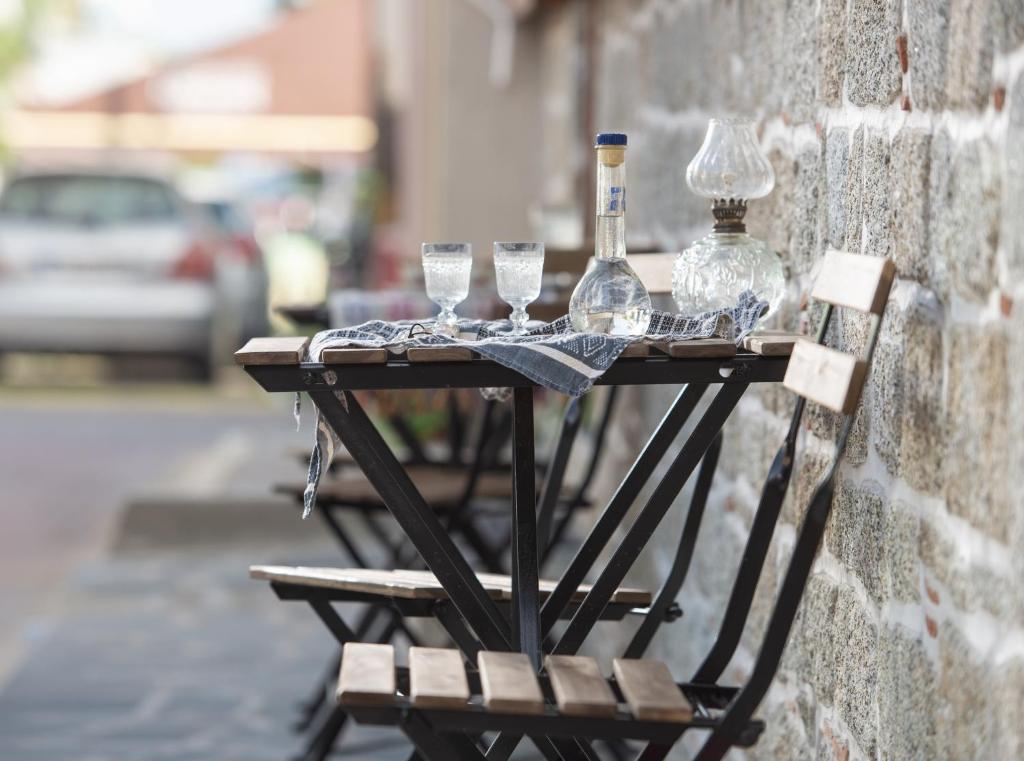 una mesa con copas de vino y botellas de vino. en Bosporus Apartments, en Sarti