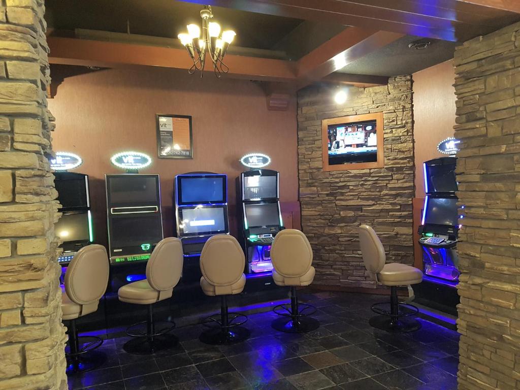 a video game room with a bunch of pinball machines at Twin Pine Inn & Suites in Hinton