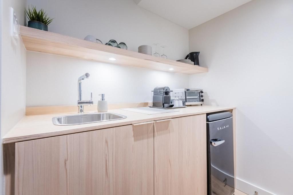 Kuchyň nebo kuchyňský kout v ubytování Suites du Lac Moore