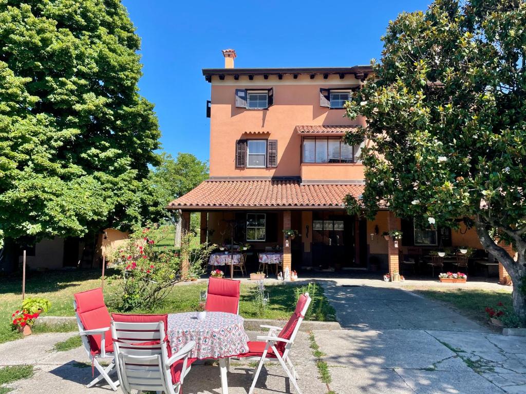 una mesa y sillas frente a un edificio en Casa Bea, en Casa Rougna