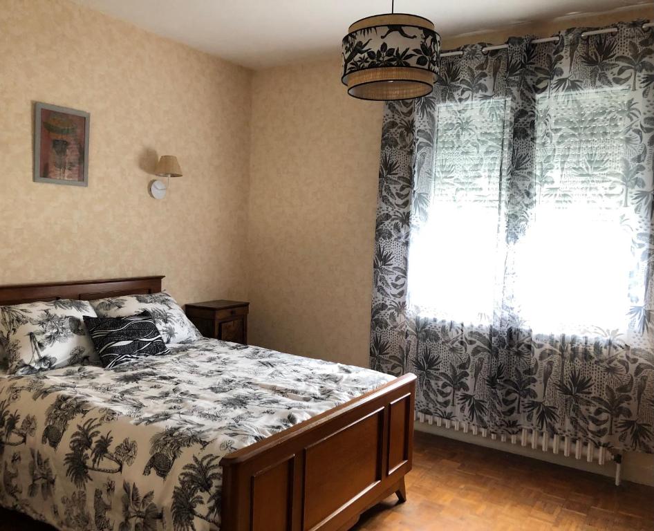 - une chambre avec un lit et une fenêtre dans l'établissement Coalpie, à Barbaste