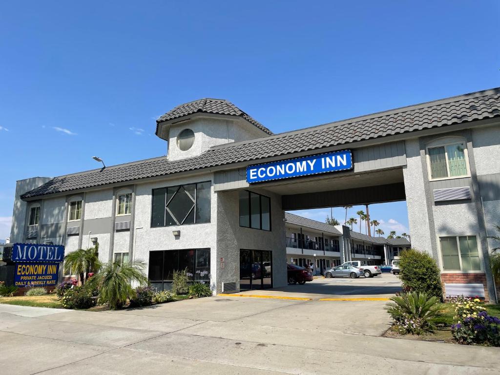 um edifício com um cartaz que lê estalagem económica em Economy Inn - Ontario Airport em Ontario