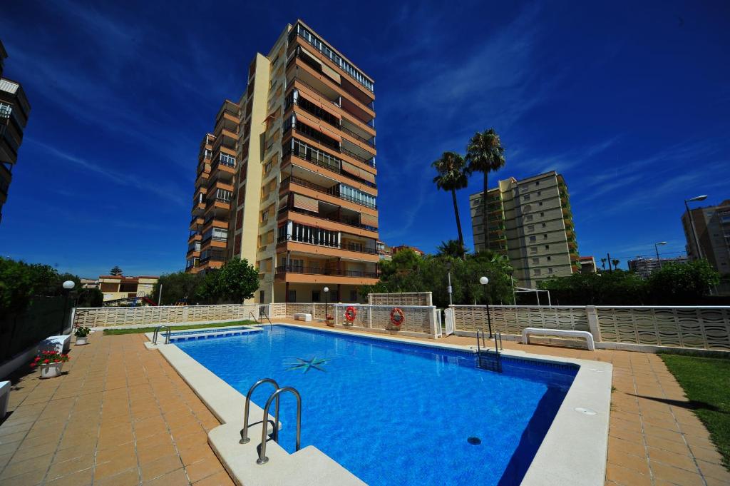 una piscina frente a un edificio alto en Veracruz Orange Costa, en Benicàssim