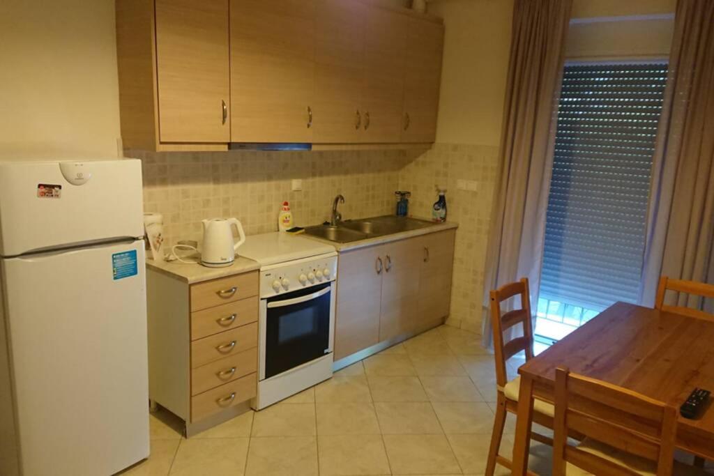 Een keuken of kitchenette bij Ομορφο διαμέρισμα σχεδόν καινούργιο με κουζίνα, δωμάτιο μπάνιο στην Ζαχάρω Ηλείας