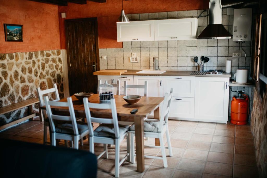 A kitchen or kitchenette at A 1750 metros
