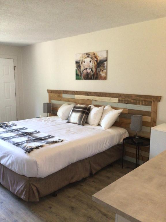 ein Schlafzimmer mit einem großen Bett in einem Zimmer in der Unterkunft Christina Lake Motel and RV Park in Christina