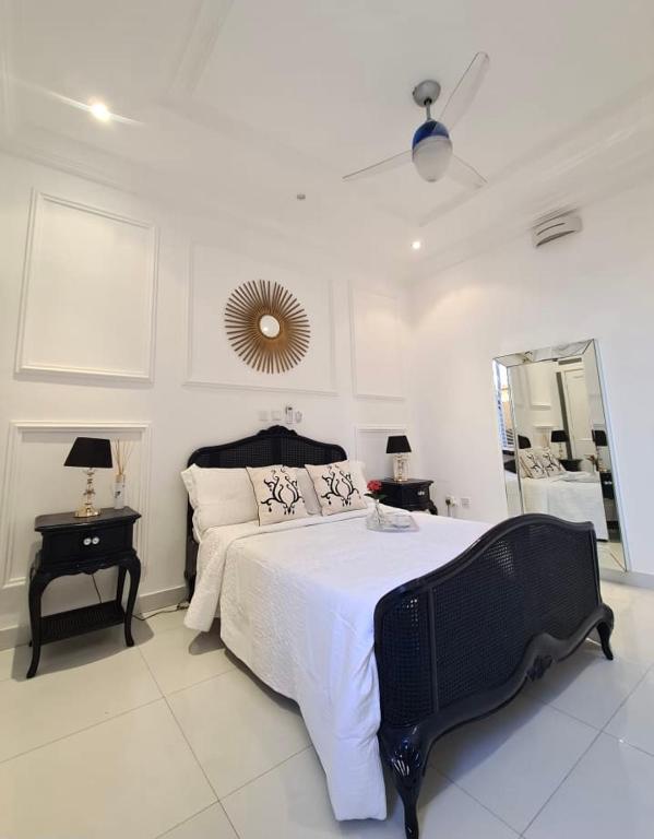 ein Schlafzimmer mit einem großen Bett und einem Spiegel in der Unterkunft Greystone Mansion in Accra