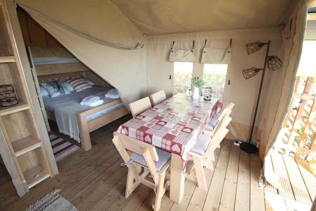 Postel nebo postele na pokoji v ubytování Safari Tent with Hot Tub in heart of Snowdonia