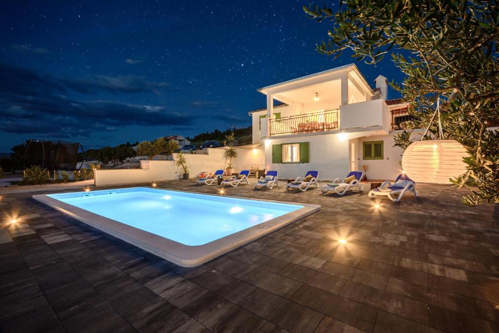 een villa met een zwembad in de nacht bij Holiday Home Nono Ante with heated pool in Supetar