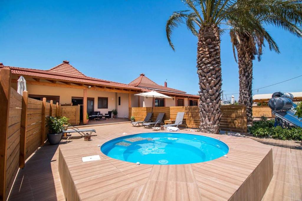 Bazén v ubytování Emerald Dream Apartment nebo v jeho okolí