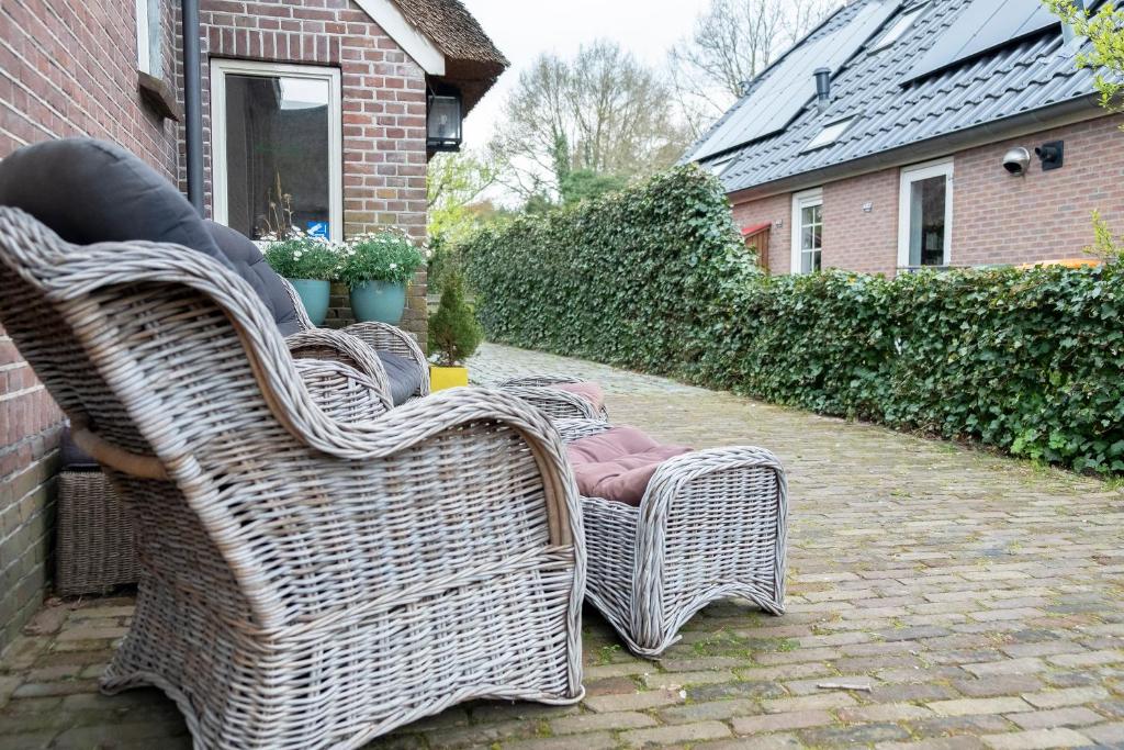 Posezení v ubytování Studio in rietgedekte boerderij, geheel privé, hond vriendelijk