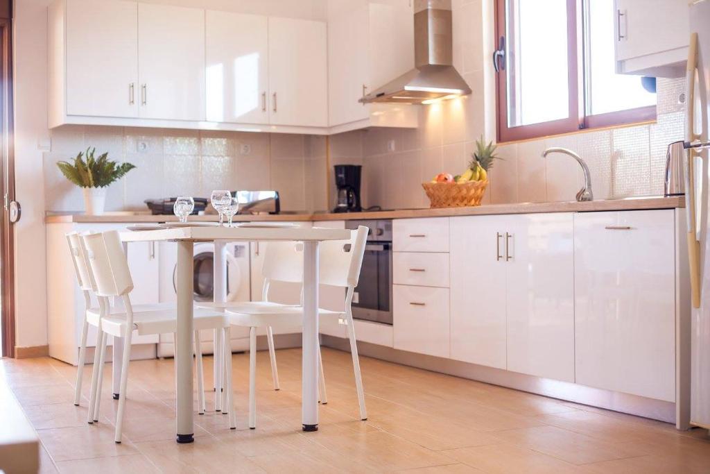 Kuchyň nebo kuchyňský kout v ubytování Emerald Dream Apartment
