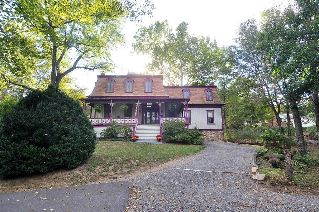 柏克萊泉的住宿－The Manor - Historic Mansion, Wifi, Covered Porch, Screen Porch, King Bed, Walk to Spas, Shops & Restaurants，相簿中的一張相片