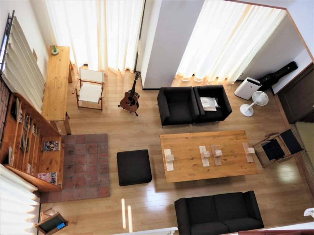 Monzen House Dormitory type- Vacation STAY 49374v في Kasama: إطلالة علوية لغرفة معيشة مع غيتار