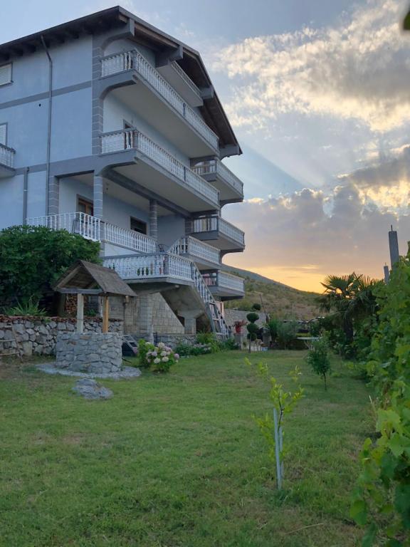 ein Gebäude mit Balkonen und einem Rasenplatz in der Unterkunft Bella Vista in Shkodra