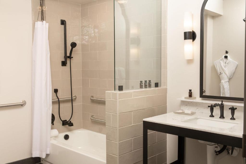 The Lodge at St Edward State Park - King Room - Accesso Alla Disabilità