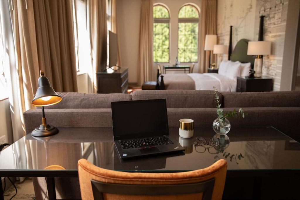 The Lodge at St Edward State Park - Deluxe King Suite
