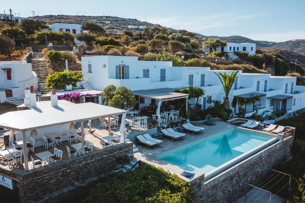 een luchtzicht op een villa met een zwembad bij Paradise Place Sifnos in Chrisopigi