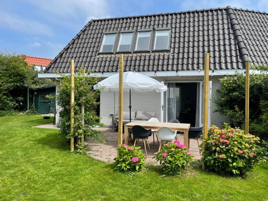 Κήπος έξω από το Have a nice stay! - Raaff-71 sfeervol huis direct bij bos, duin en strand
