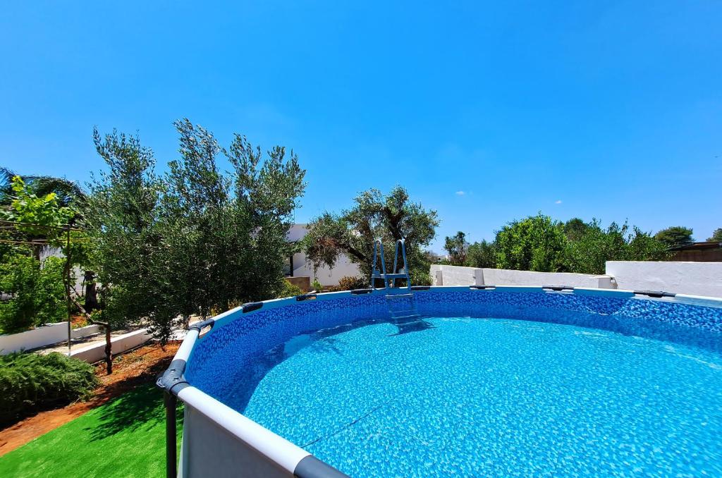 una grande piscina blu su una recinzione di Villa Mele a Lido Marini