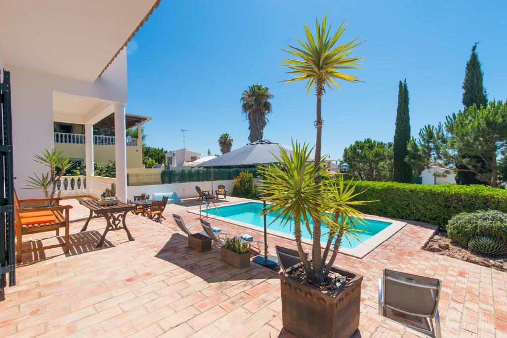 a backyard with a swimming pool and a house at Villa Balsa in Tavira
