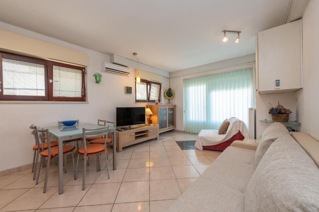 een woonkamer met een bank en een tafel bij Apartments Babin - Holly in Zadar