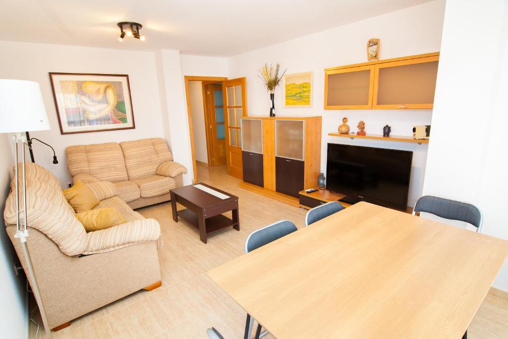 uma sala de estar com uma mesa e uma sala de jantar em Apartamento de 4 dormitorios a tan sólo 2,5 km de la Playa San Juan em San Juan de Alicante