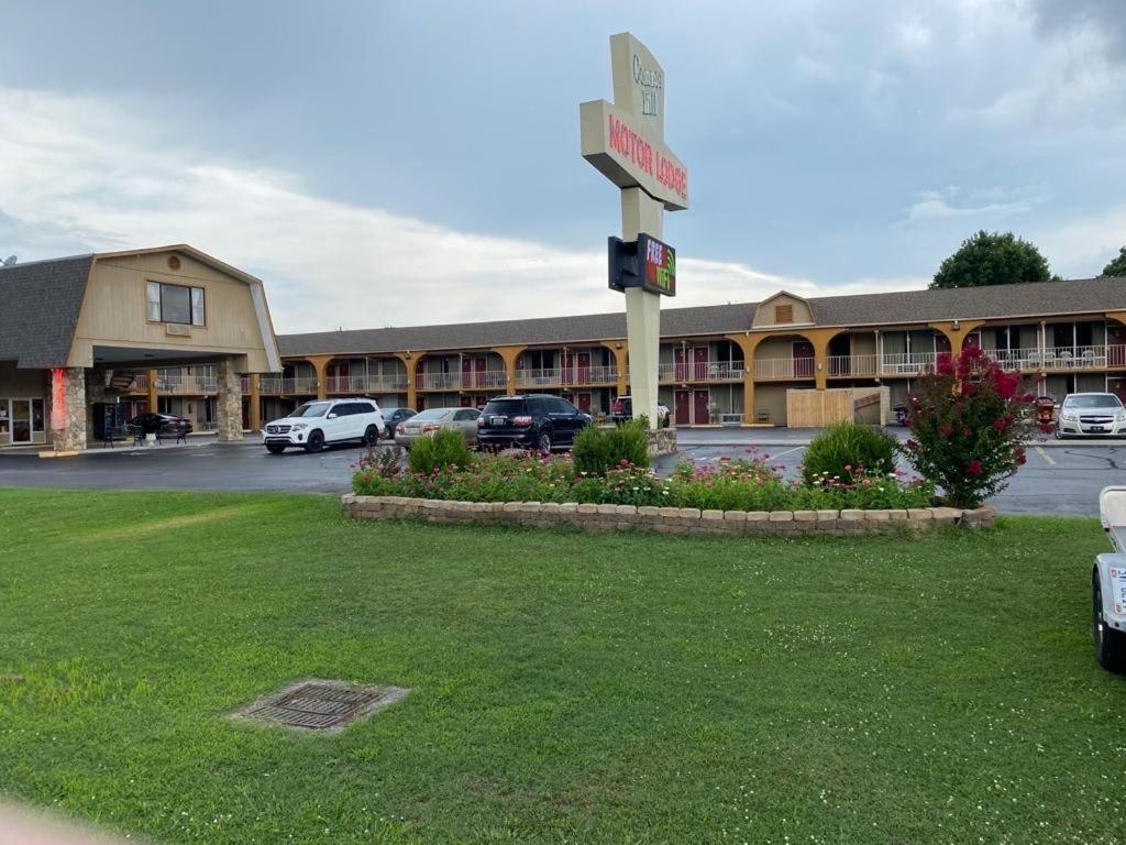 un hotel con coches estacionados en un estacionamiento en Conner Hill Motor Lodge, en Pigeon Forge