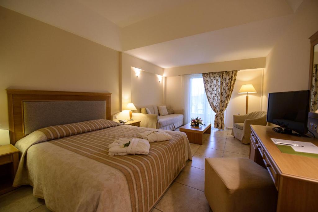 Postel nebo postele na pokoji v ubytování Olympion Asty Hotel