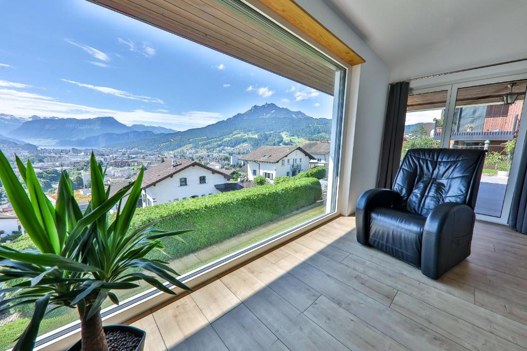 Nespecifikovaný výhled na hory nebo výhled na hory při pohledu z hostelu