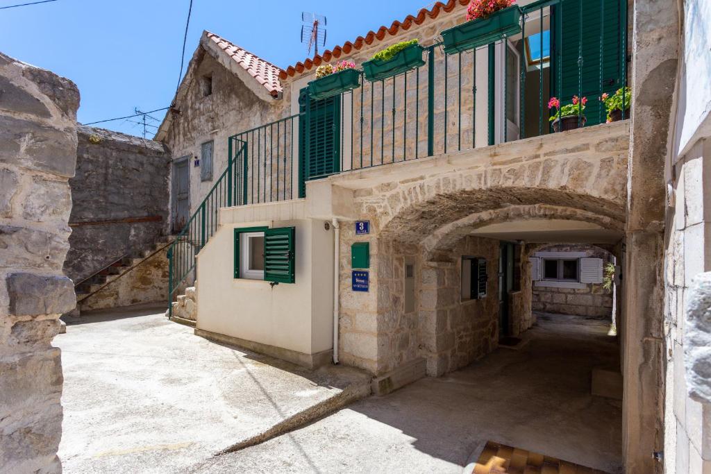 an alley in an old house with an archway at Apartment Gorki in Split