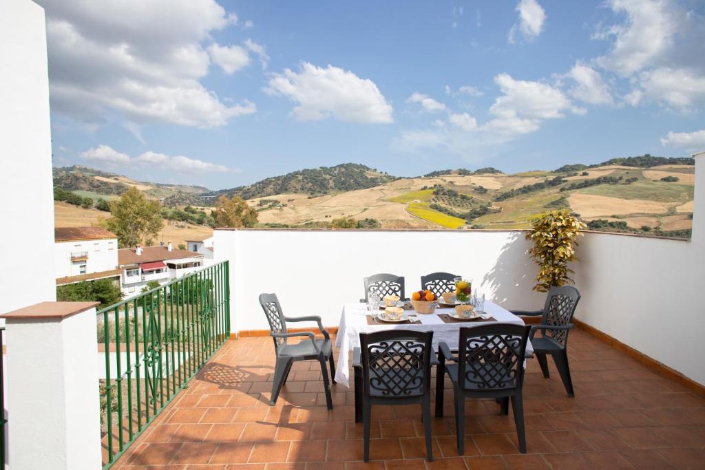 d'une terrasse avec une table et des chaises sur un balcon. dans l'établissement Casa Montelucía, à Montecorto