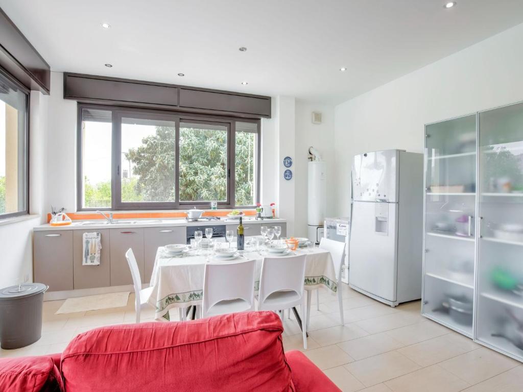 Kuchnia lub aneks kuchenny w obiekcie Belvilla by OYO Dream villa with private pool