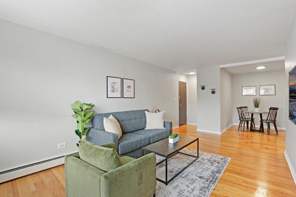 a living room with a couch and a table at Spacious 2BR Apt in Lakeview near Restaurants - Oakdale 512 in Chicago
