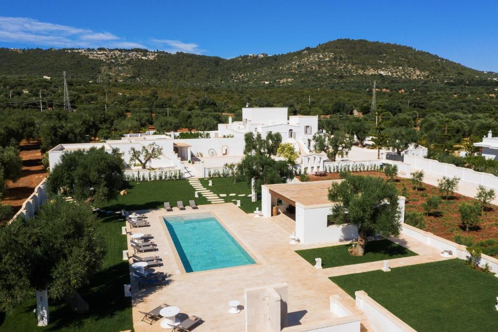 an aerial view of a villa with a swimming pool at Masseria Villa Verde in Fasano