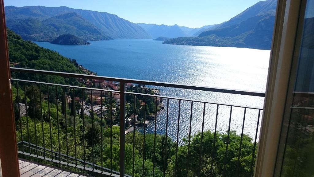 einen Balkon mit Seeblick in der Unterkunft Lakecomoweb in Perledo