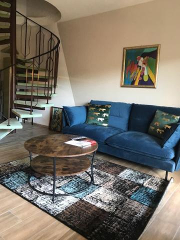 a living room with a blue couch and a table at Schöne Ferienwohnung im Südschwarzwald in Herrischried