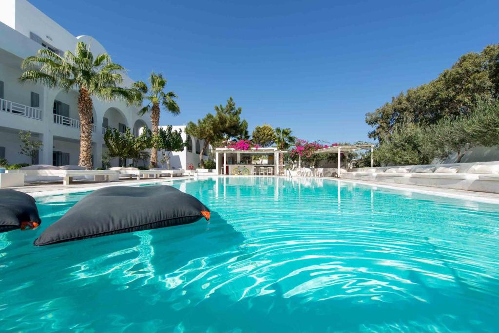 ein Pool mit zwei Kissen im Wasser in der Unterkunft Hotel 28 in Kamari