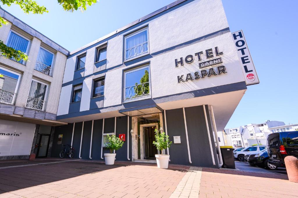 ein Hotelgebäude in einer Stadtstraße in der Unterkunft Hotel Kaspar Garni in Siegburg