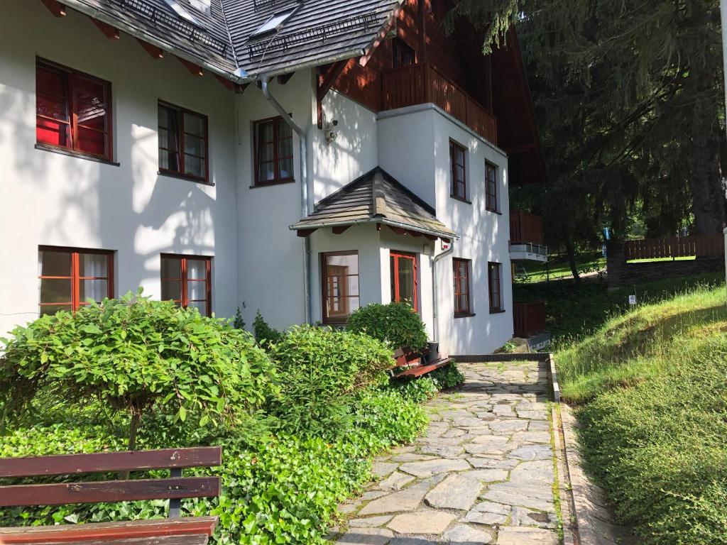 Vonkajšia záhrada v ubytovaní Apartament w Rezydencji Pod Świerkami Karpacz