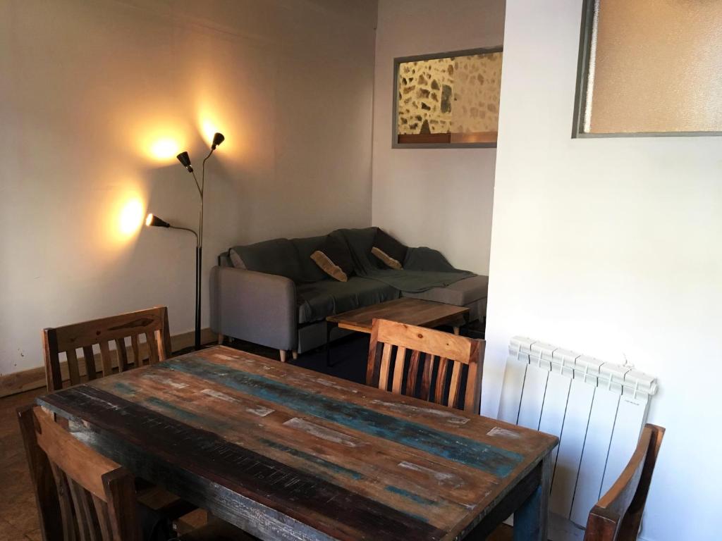 un salon avec une table et un canapé dans l'établissement Sète Criée, à Sète