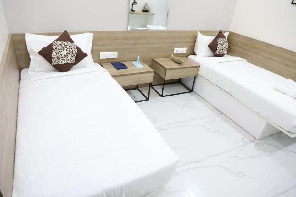 מיטה או מיטות בחדר ב-SwanSuites Gachibowli