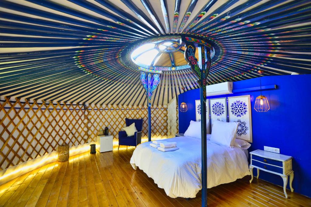 a bedroom with a bed with a star ceiling at Glamping El Jardín De Las Delizias Valle Del Jerte in Casas del Castañar