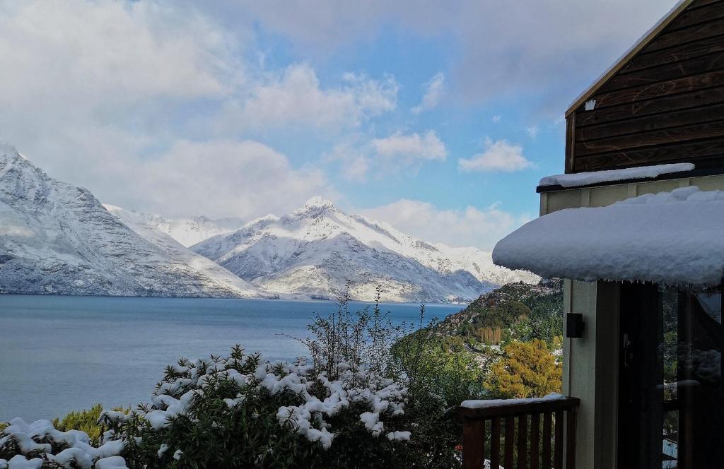 uma casa com vista para uma montanha coberta de neve em Lakeview Unit em Queenstown