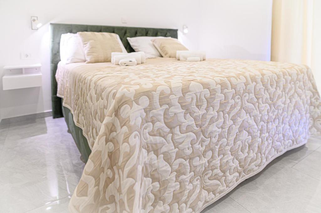 1 cama grande con edredón y almohadas blancos en Luxury rooms Green and Gold Split, en Split