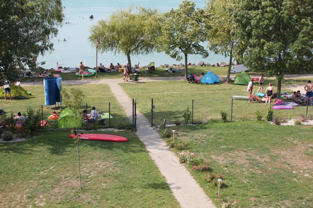 Vonkajšia záhrada v ubytovaní Suzy Apartman Siófok