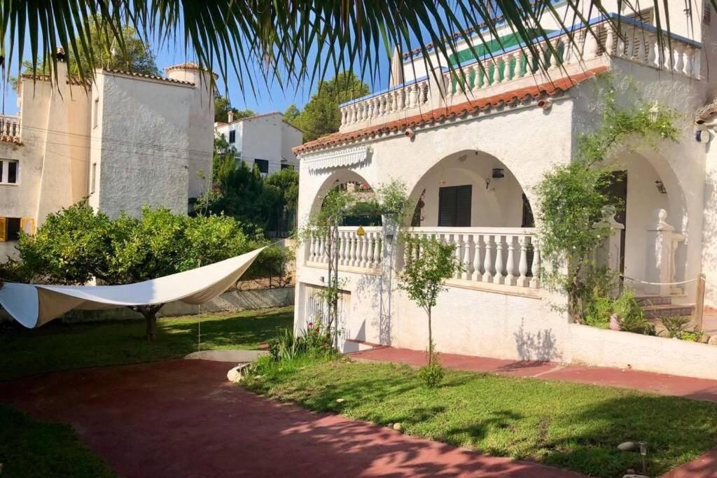 a hammock in the yard of a house at Paraíso de playas y luz in Alcossebre