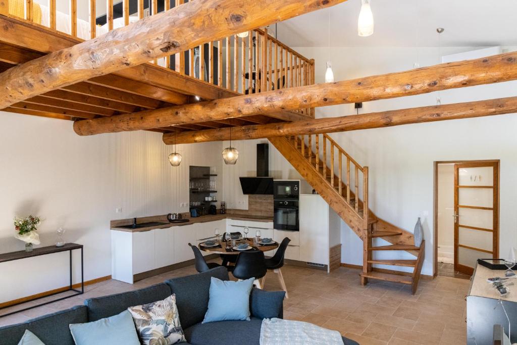 sala de estar con sofá azul y escalera en Loft tout équipé au cœur d'un domaine viticole, en Campsas